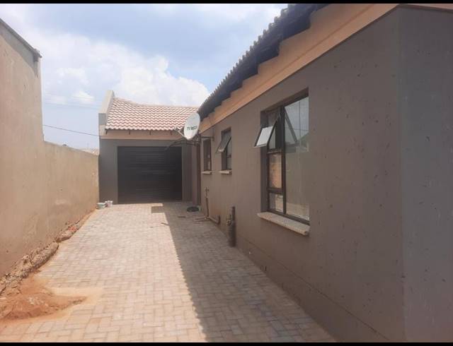 3 BEDROOM HOUSE FOR SALE IN SEBOKENG UNIT 13